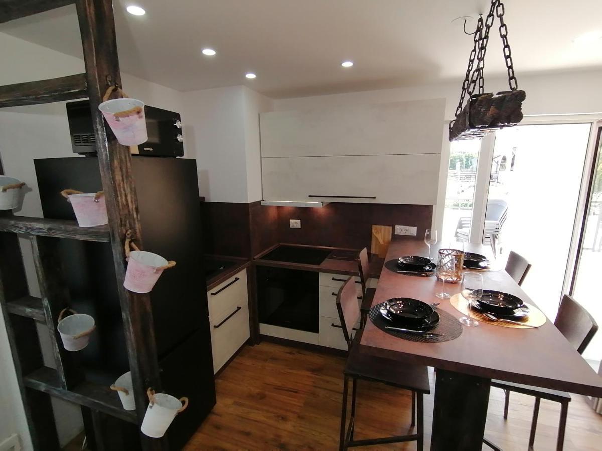 פורץ Apartmani Kiko חדר תמונה