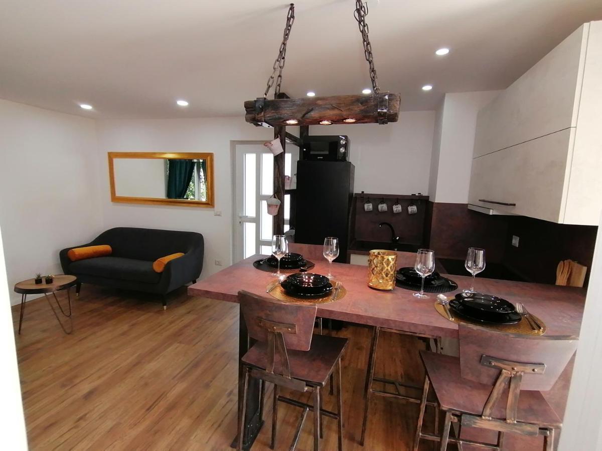 פורץ Apartmani Kiko חדר תמונה