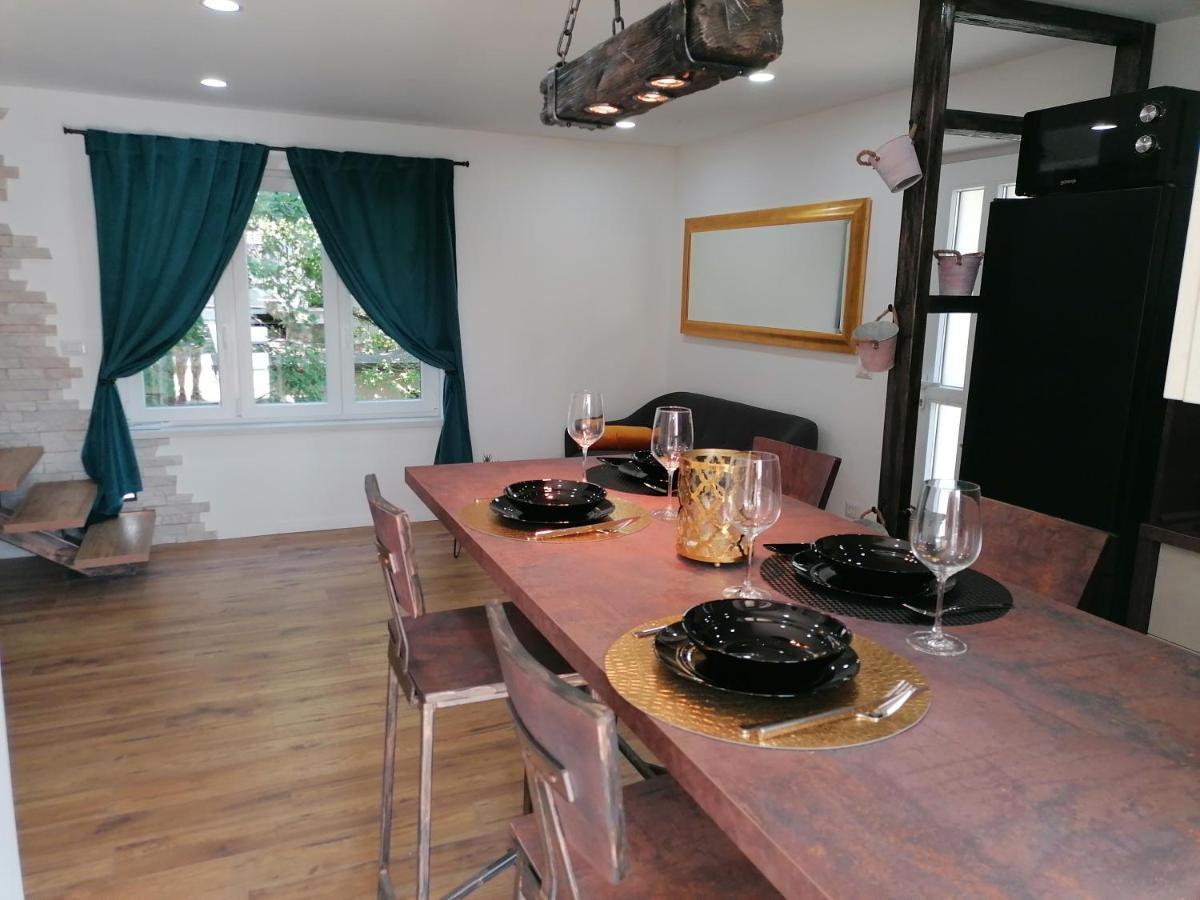 פורץ Apartmani Kiko חדר תמונה